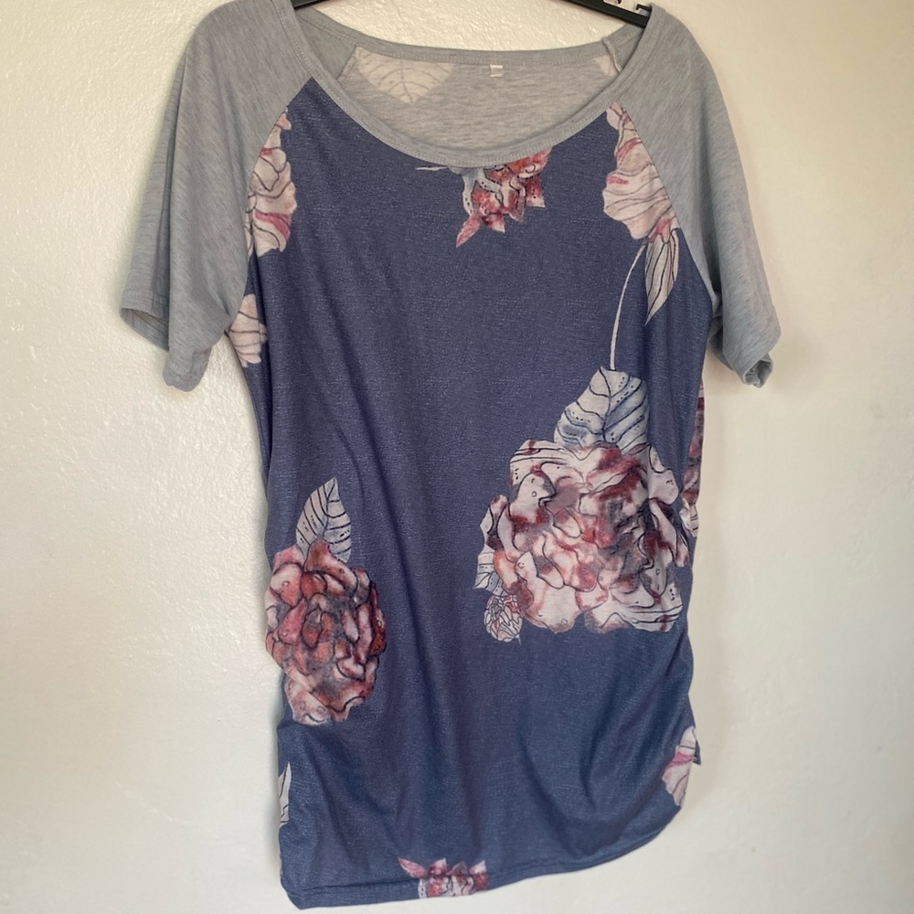 Maternity tee floral with grey sleeves